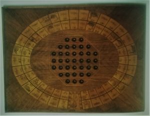 Juegos de mesa tradicionales en tablero combinado de solitario y oca